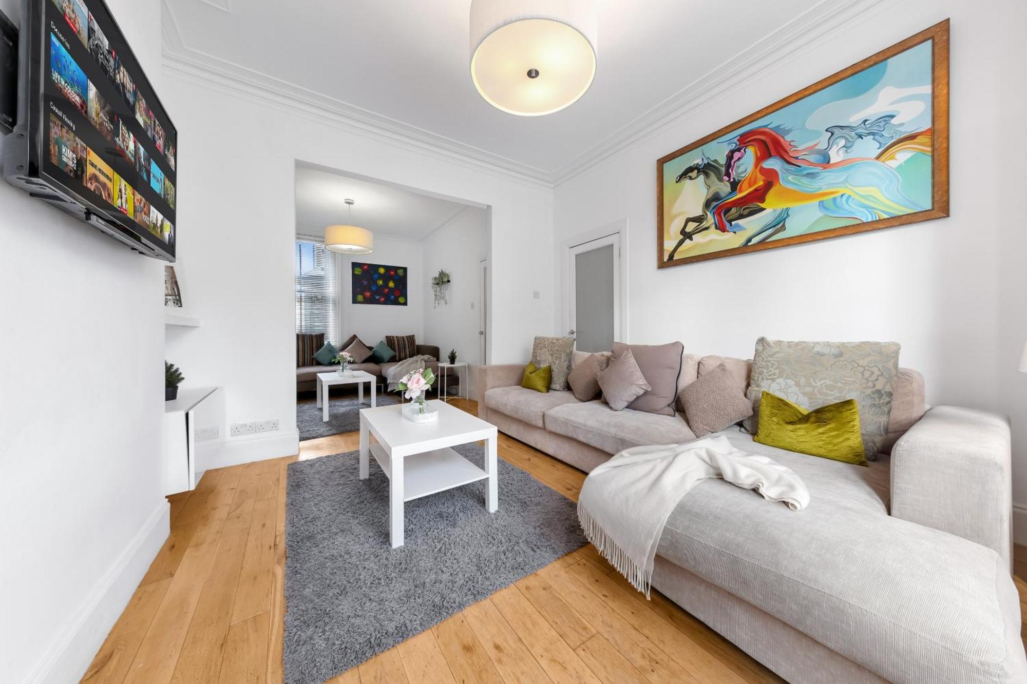 Apartment Luxury 4-bedroom Modern Flat In Steps From Station, Sleeps 9 In Style! London
