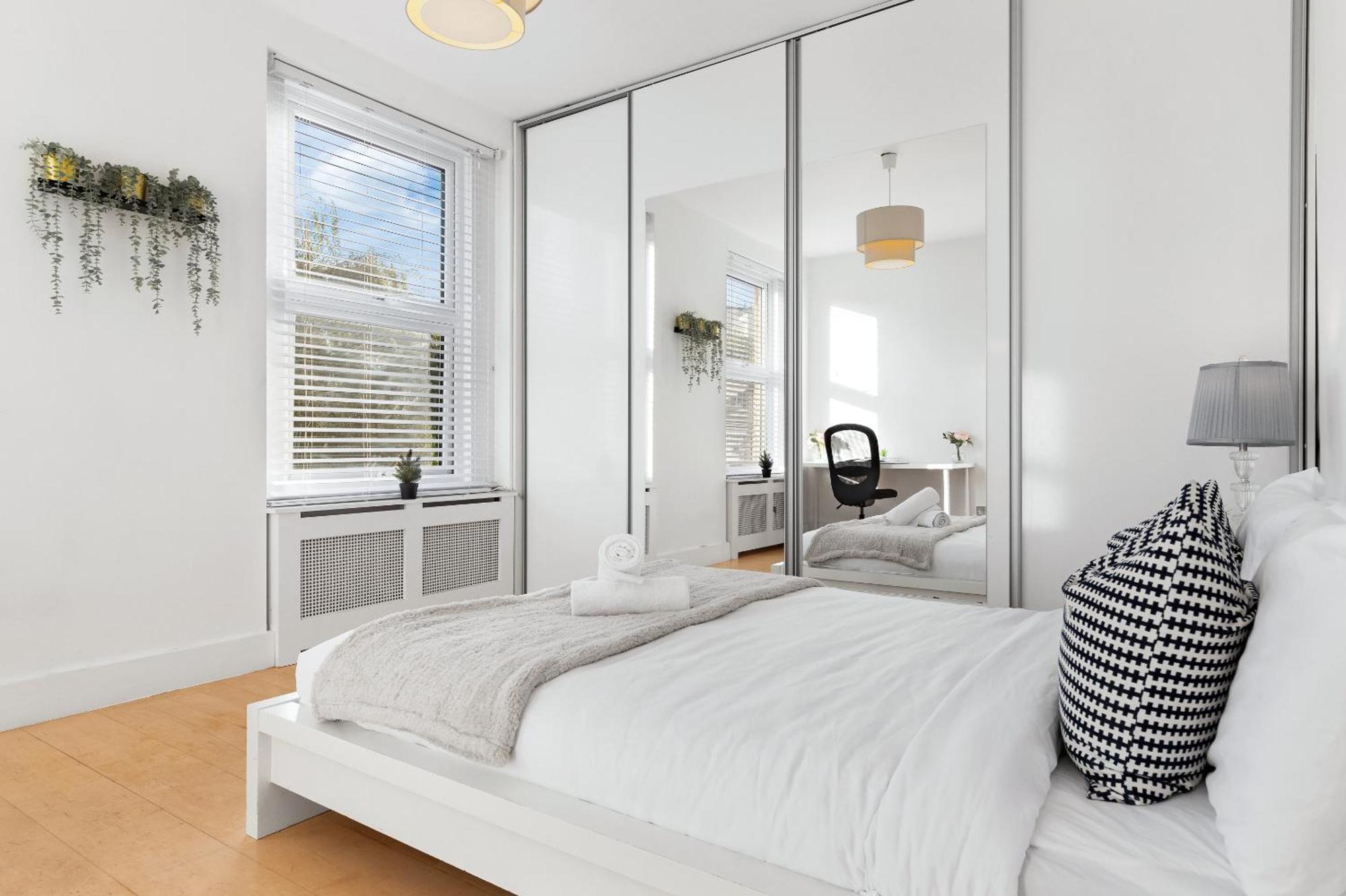 Luxury 4-bedroom Modern Flat In Steps From Station, Sleeps 9 In Style! * London
