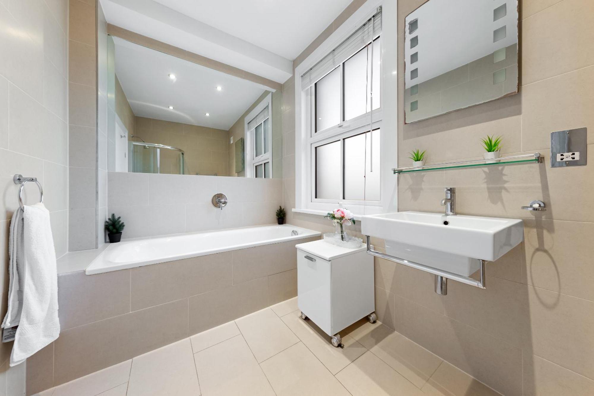 Luxury 4-bedroom Modern Flat In Steps From Station, Sleeps 9 In Style! Apartment London