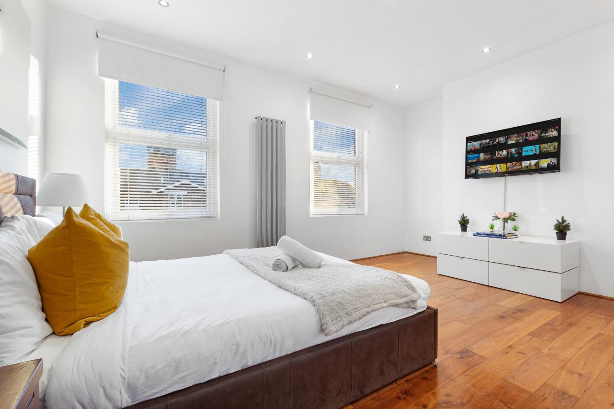 Luxury 4-bedroom Modern Flat In Steps From Station, Sleeps 9 In Style! Apartment *