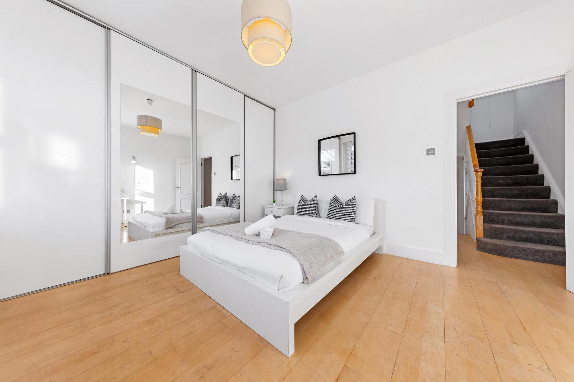Luxury 4-bedroom Modern Flat In Steps From Station, Sleeps 9 In Style! Apartment *