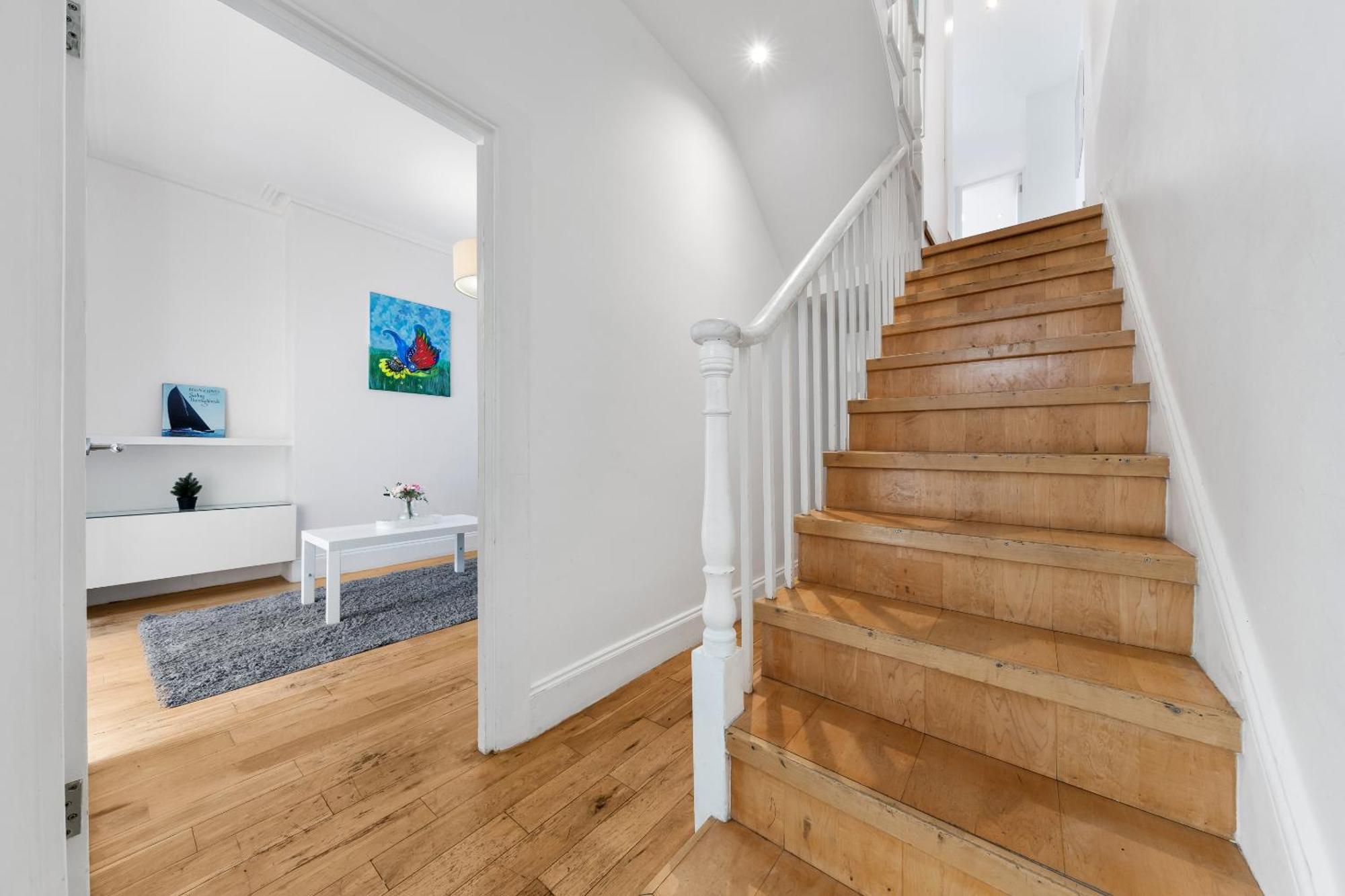 Luxury 4-bedroom Modern Flat In Steps From Station, Sleeps 9 In Style! Apartment *