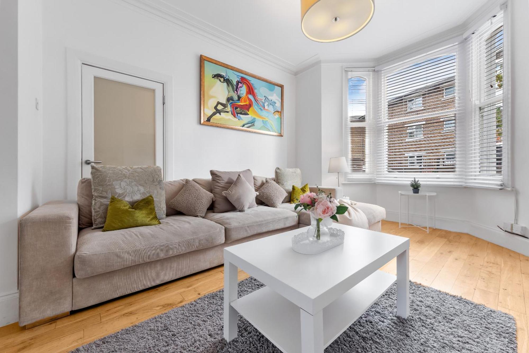 Luxury 4-bedroom Modern Flat In Steps From Station, Sleeps 9 In Style!