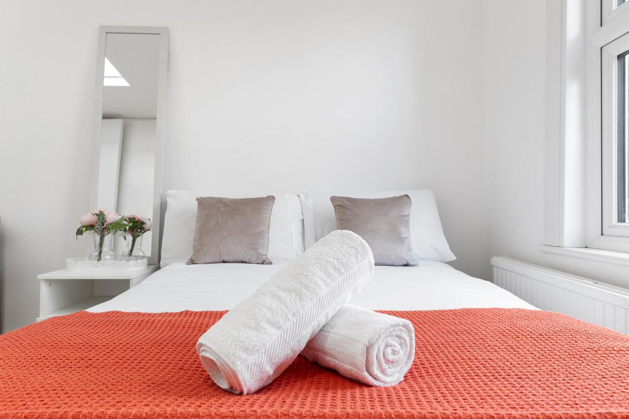 Luxury 4-bedroom Modern Flat In Steps From Station, Sleeps 9 In Style! *