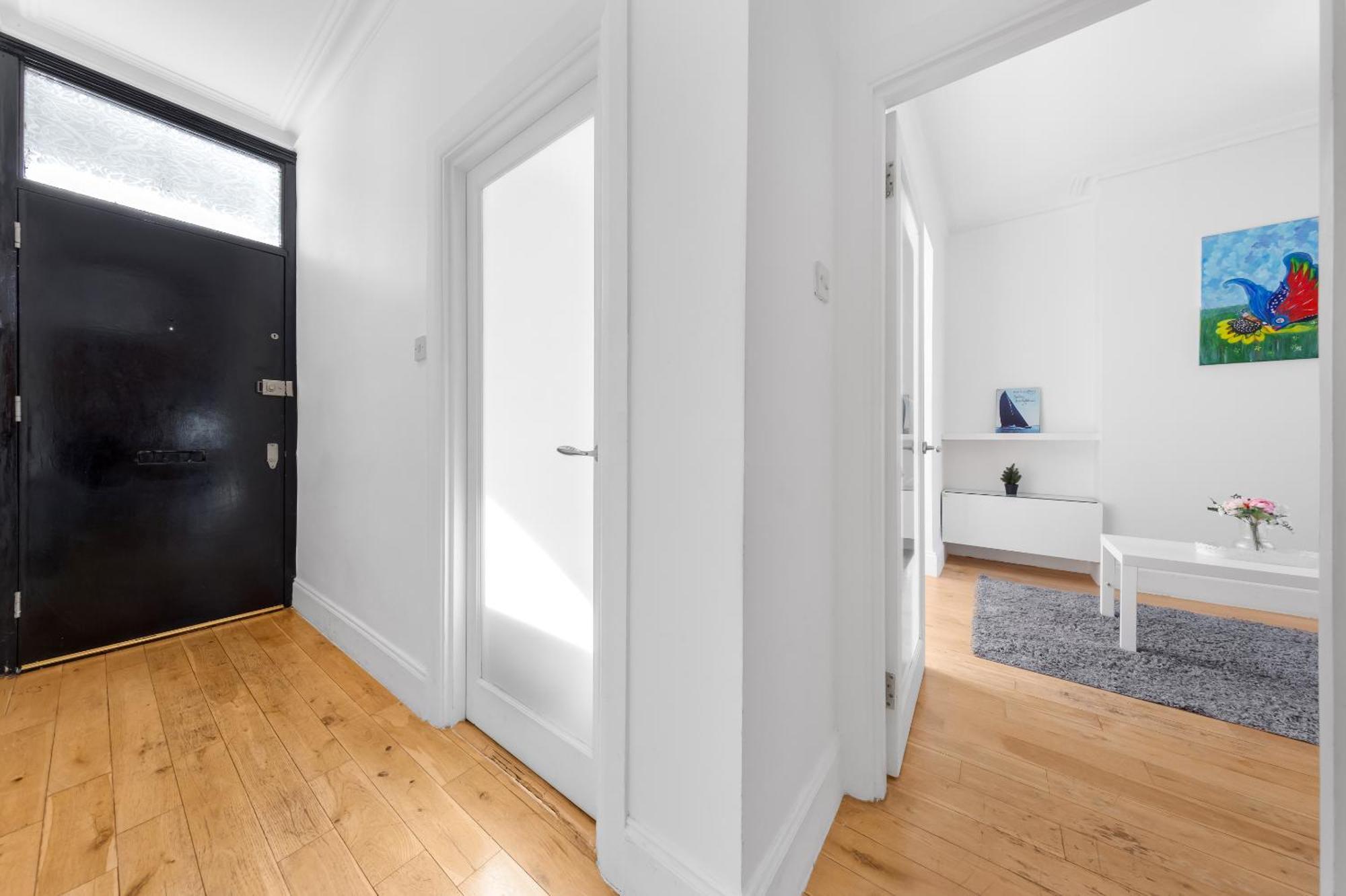 Luxury 4-bedroom Modern Flat In Steps From Station, Sleeps 9 In Style! Apartment