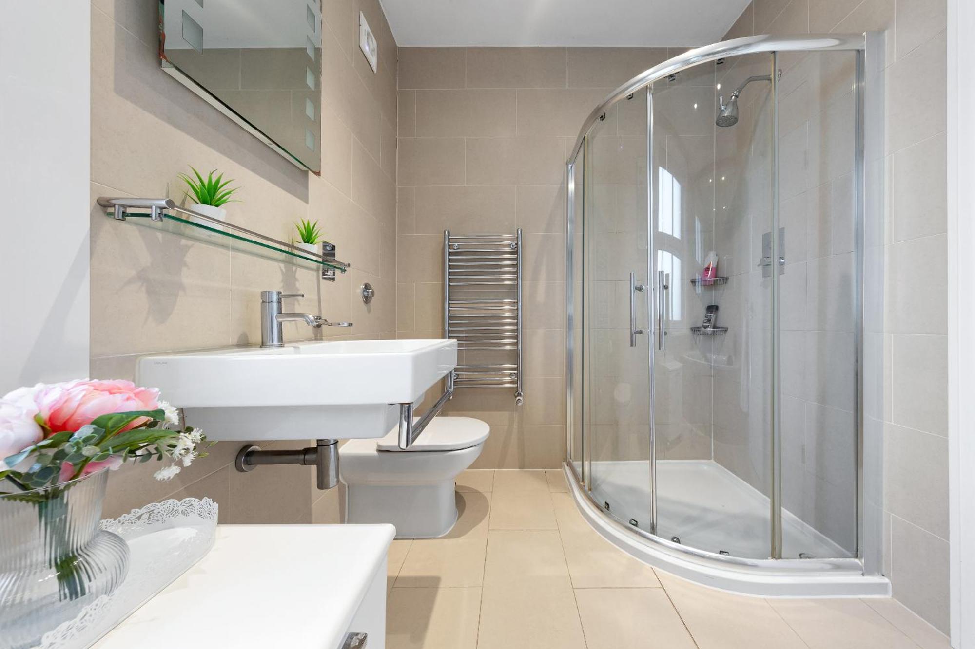 Apartment Luxury 4-bedroom Modern Flat In Steps From Station, Sleeps 9 In Style!