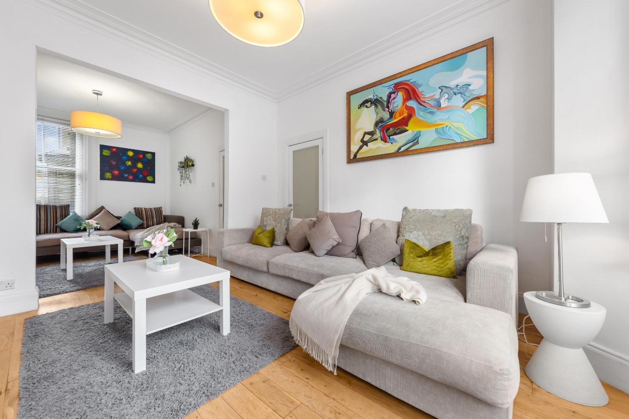 Luxury 4-bedroom Modern Flat In Steps From Station, Sleeps 9 In Style! *
