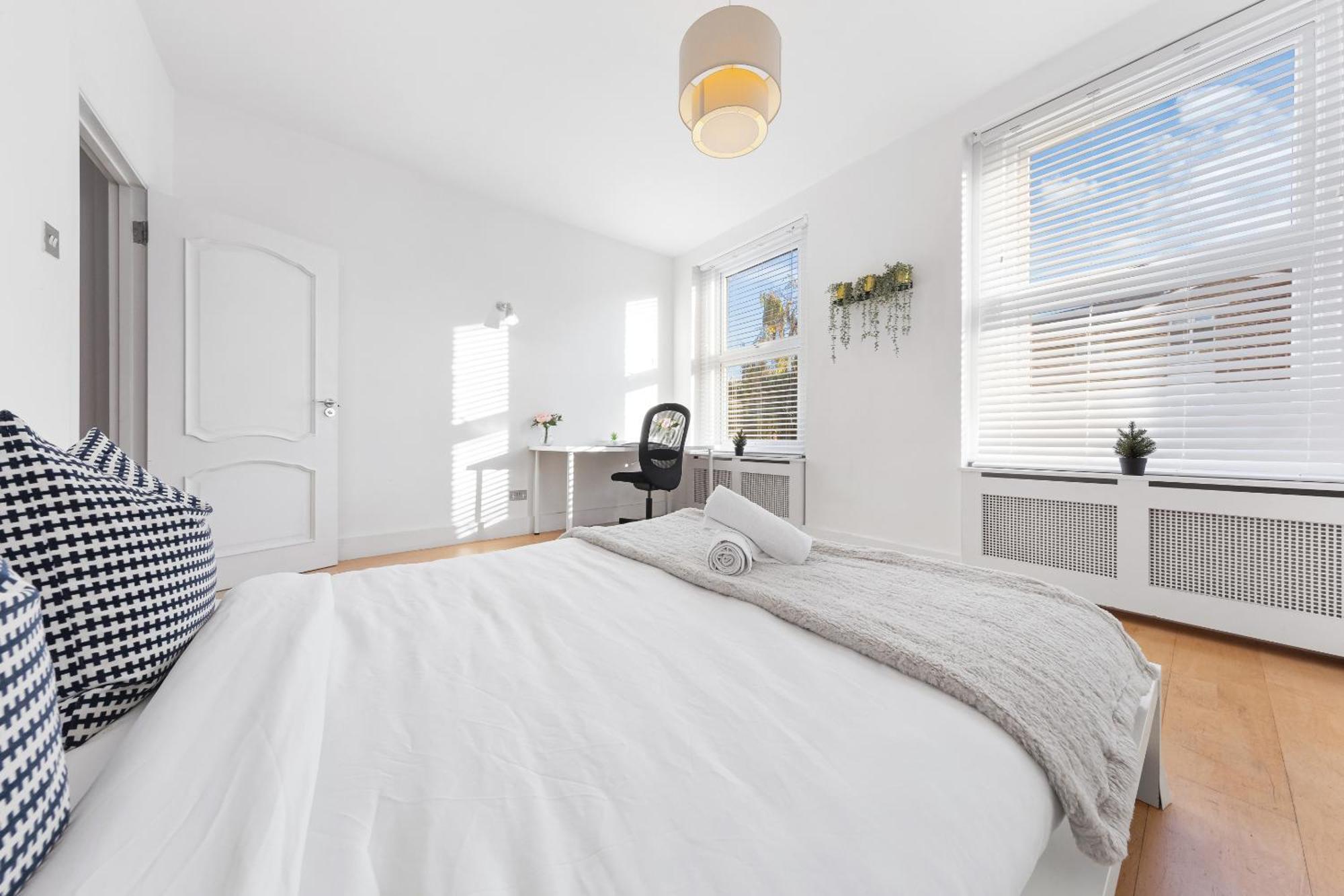 Luxury 4-bedroom Modern Flat In Steps From Station, Sleeps 9 In Style! Apartment London