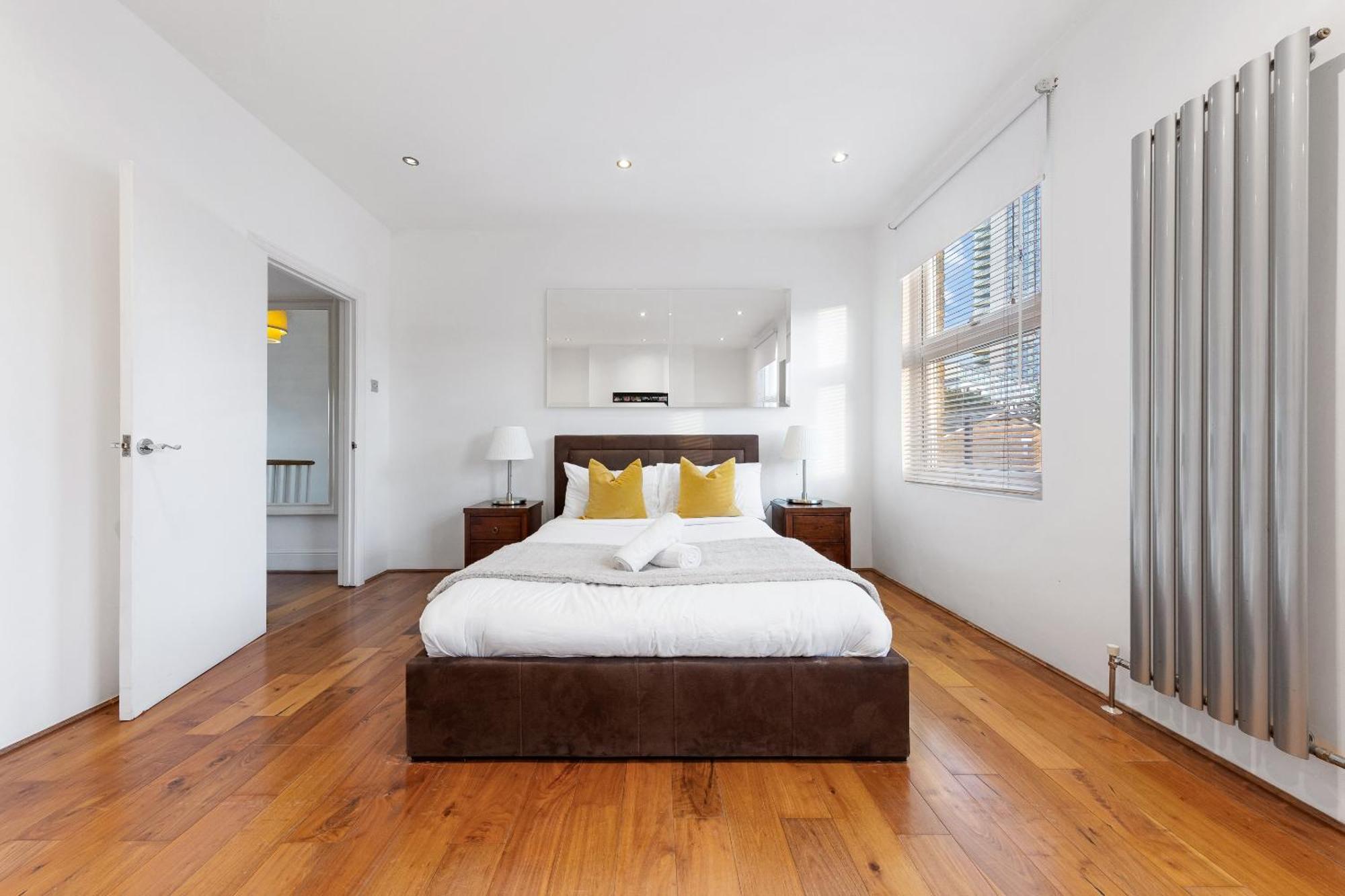 Apartment Luxury 4-bedroom Modern Flat In Steps From Station, Sleeps 9 In Style! London
