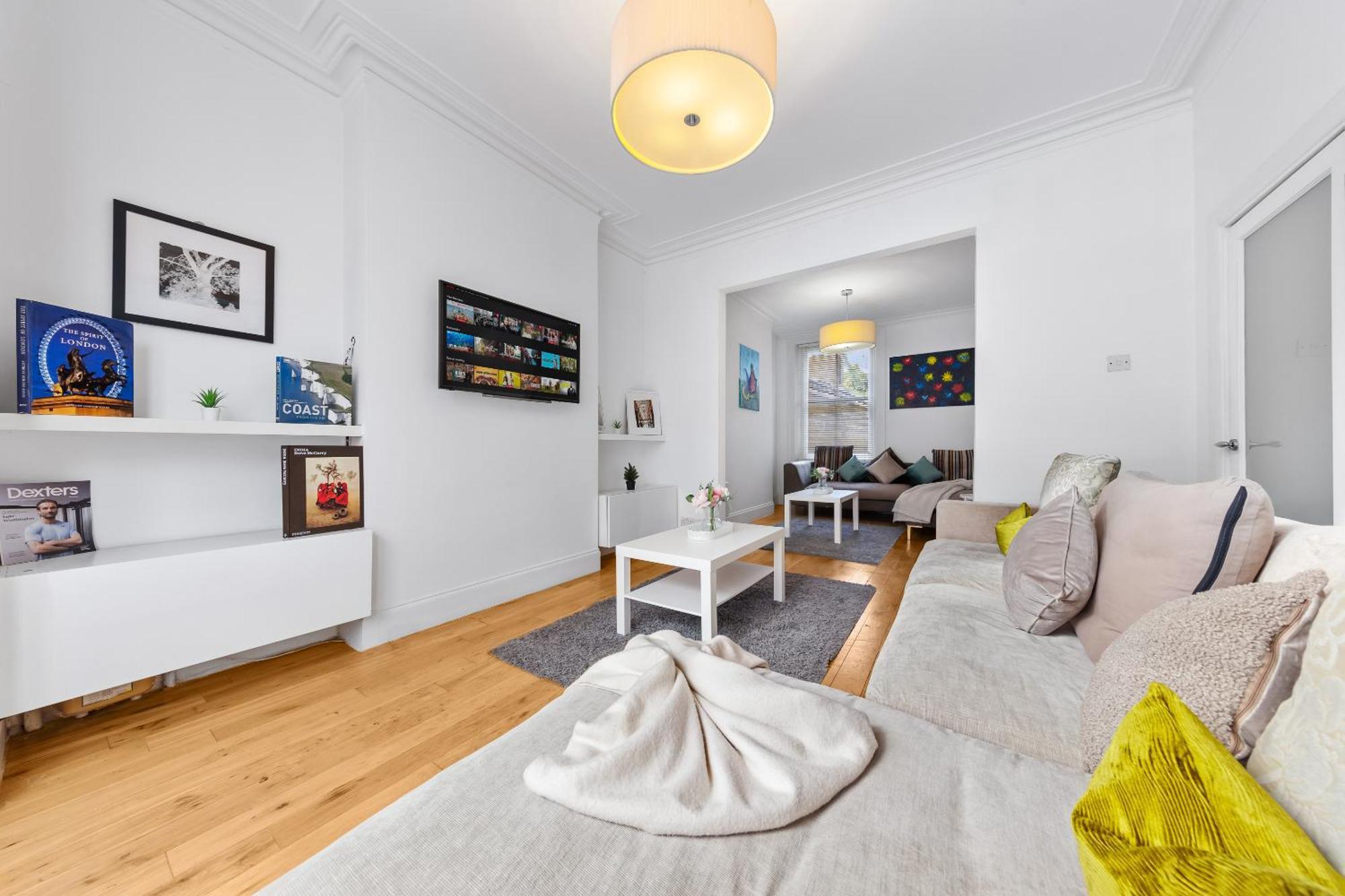Apartment Luxury 4-bedroom Modern Flat In Steps From Station, Sleeps 9 In Style! London