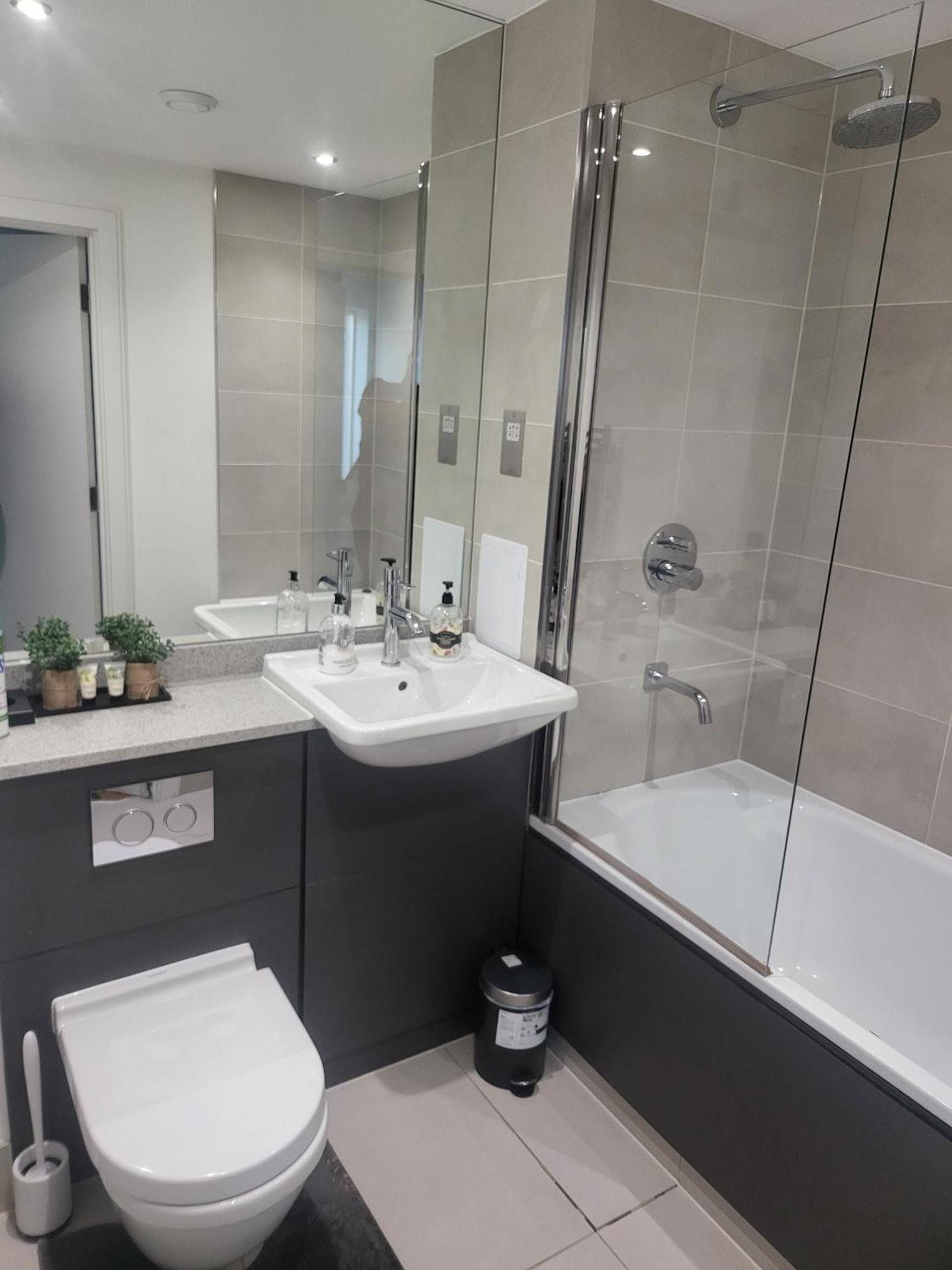 Alojamento de Turismo Selvagem Kayz Lodge- Luxury Ensuite-private & Shared In A New House At The Olympic Village Overlooking Stratford Westfield And Tube Station Londres