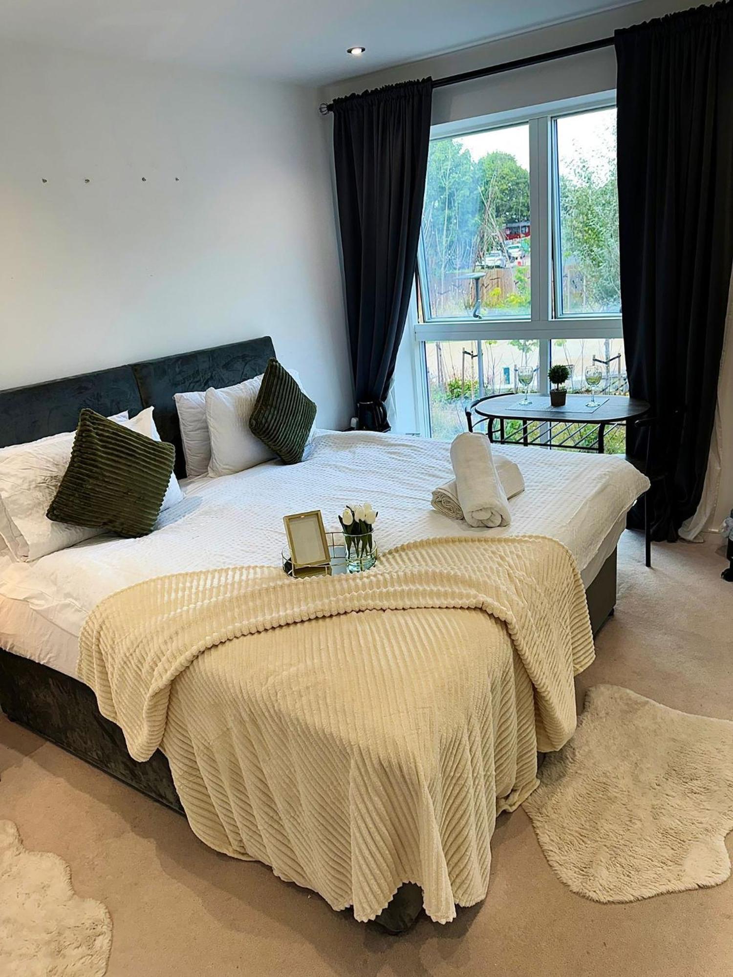 Kayz Lodge- Luxury Ensuite-private & Shared In A New House At The Olympic Village Overlooking Stratford Westfield And Tube Station Alojamento de Turismo Selvagem Londres