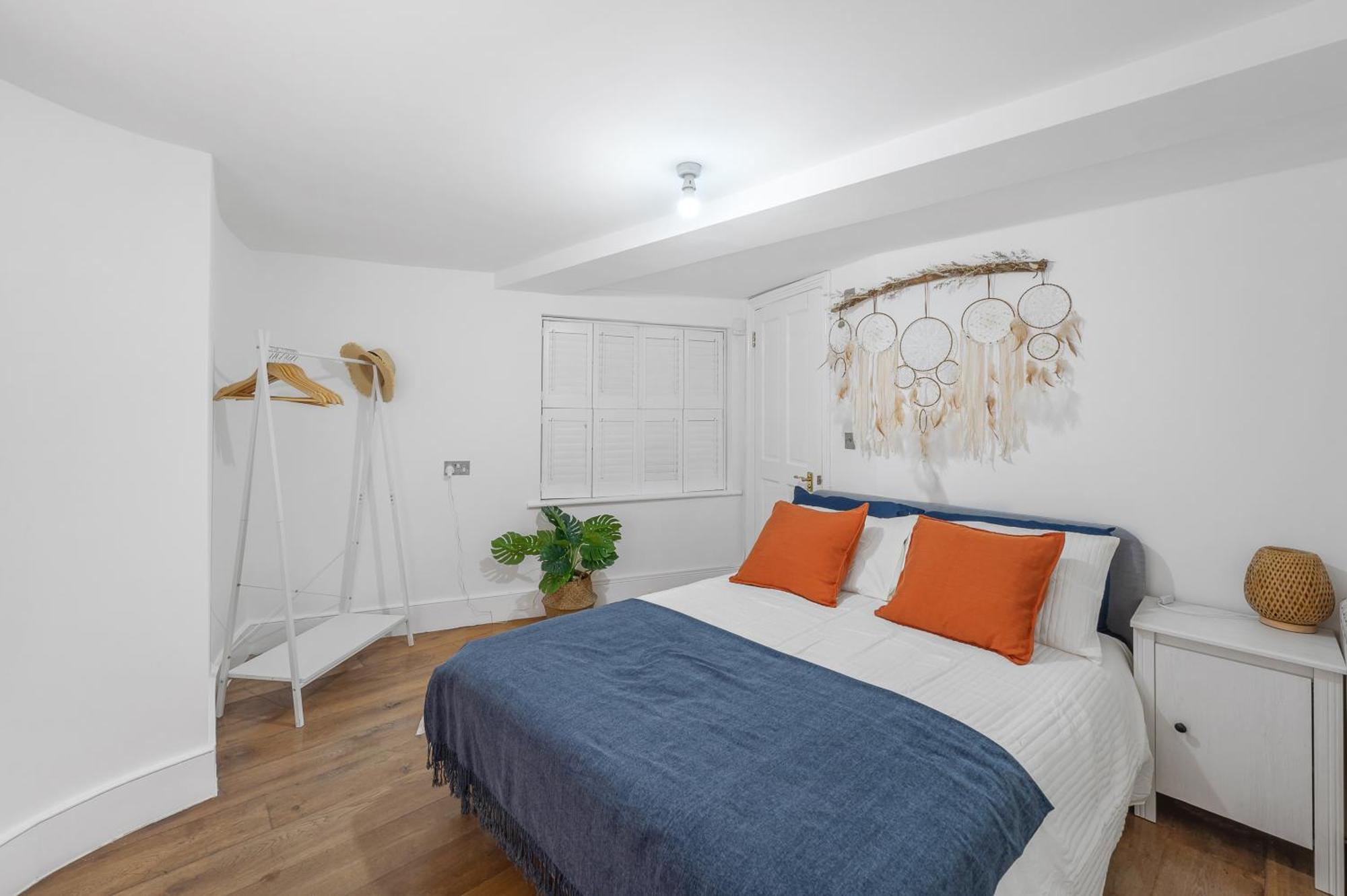 Flat Offers Superb Transport Connections *