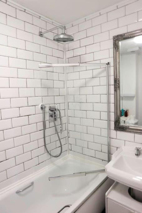 3 Bed Flat With A View * Londres