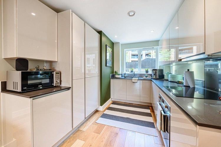 Hospedagem domiciliar Modern Bedroom With Private Bathroom And Shared Kitchen & Lounge In Our *