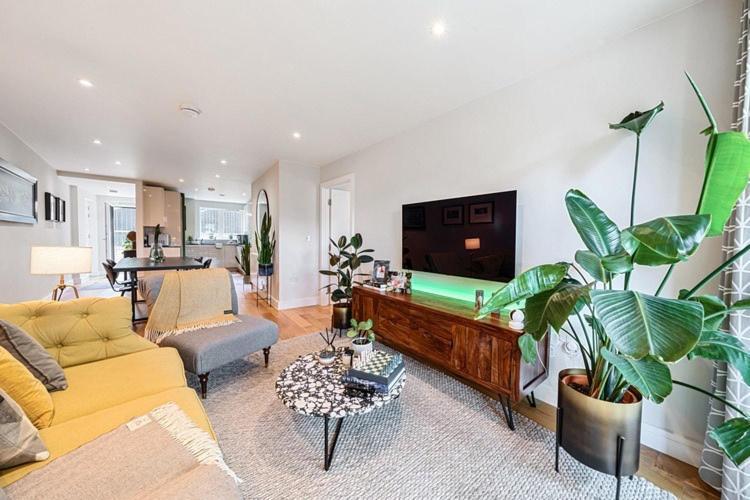 Hospedagem domiciliar Modern Bedroom With Private Bathroom And Shared Kitchen & Lounge In Our Londres