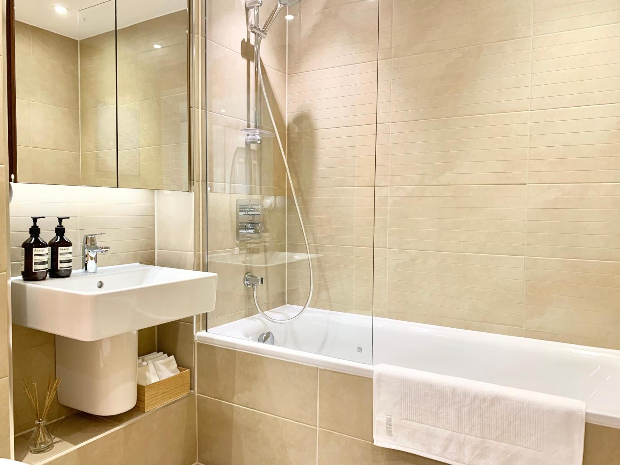 Hospedagem domiciliar Modern Bedroom With Private Bathroom And Shared Kitchen & Lounge In Our Londres