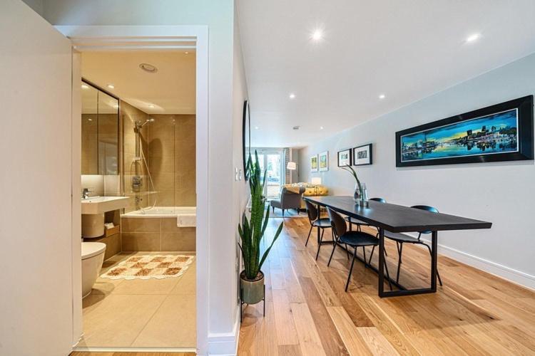 Modern Bedroom With Private Bathroom And Shared Kitchen & Lounge In Our Hospedagem domiciliar *