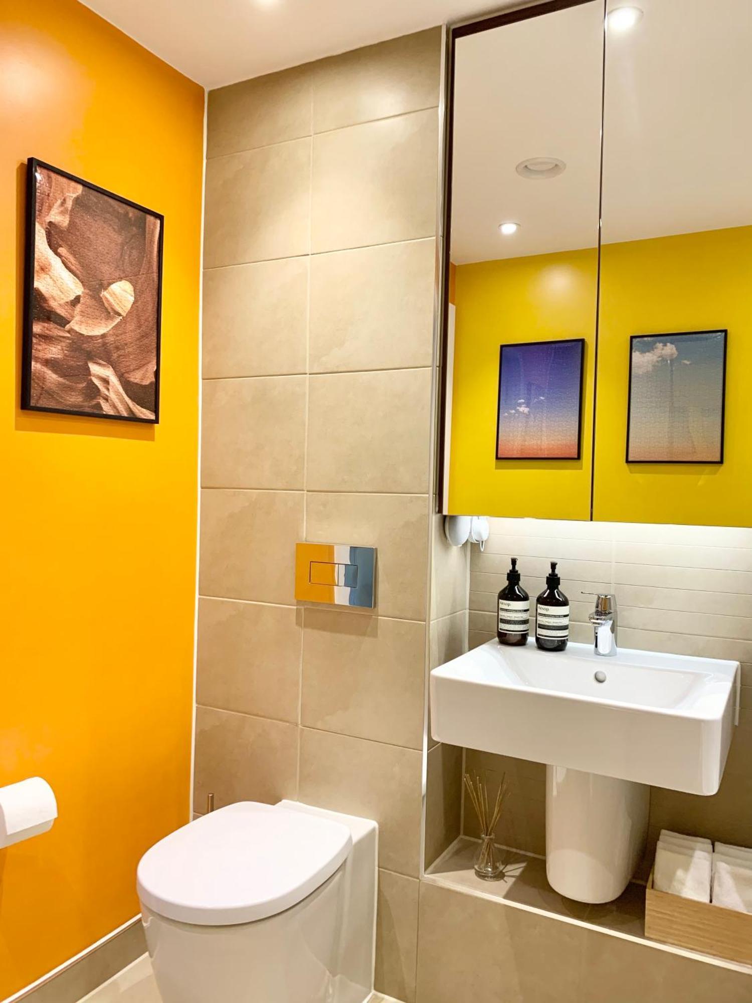 Hospedagem domiciliar Modern Bedroom With Private Bathroom And Shared Kitchen & Lounge In Our Londres
