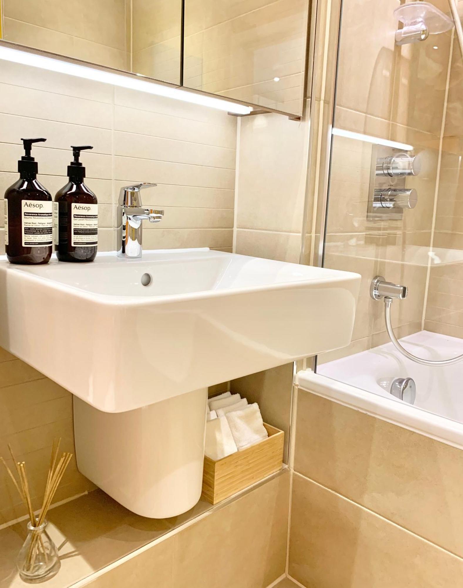 Modern Bedroom With Private Bathroom And Shared Kitchen & Lounge In Our * Londres