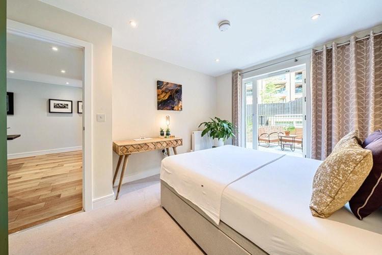 Modern Bedroom With Private Bathroom And Shared Kitchen & Lounge In Our Hospedagem domiciliar *