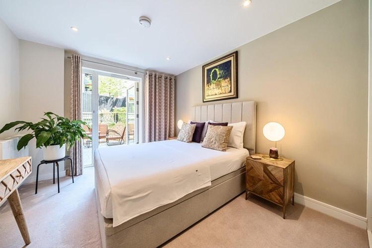 Modern Bedroom With Private Bathroom And Shared Kitchen & Lounge In Our Hospedagem domiciliar Londres
