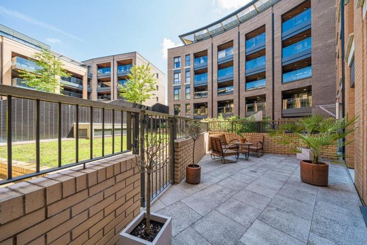 Modern Bedroom With Private Bathroom And Shared Kitchen & Lounge In Our * Londres