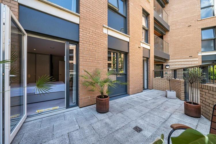 Modern Bedroom With Private Bathroom And Shared Kitchen & Lounge In Our Londres