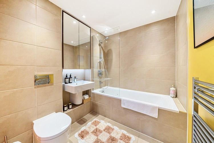 Hospedagem domiciliar Modern Bedroom With Private Bathroom And Shared Kitchen & Lounge In Our