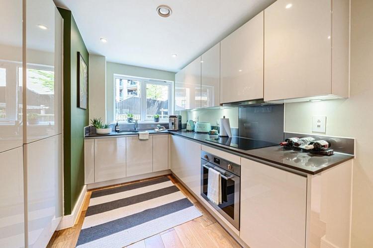 Hospedagem domiciliar Modern Bedroom With Private Bathroom And Shared Kitchen & Lounge In Our Londres