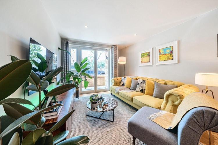Hospedagem domiciliar Modern Bedroom With Private Bathroom And Shared Kitchen & Lounge In Our Londres