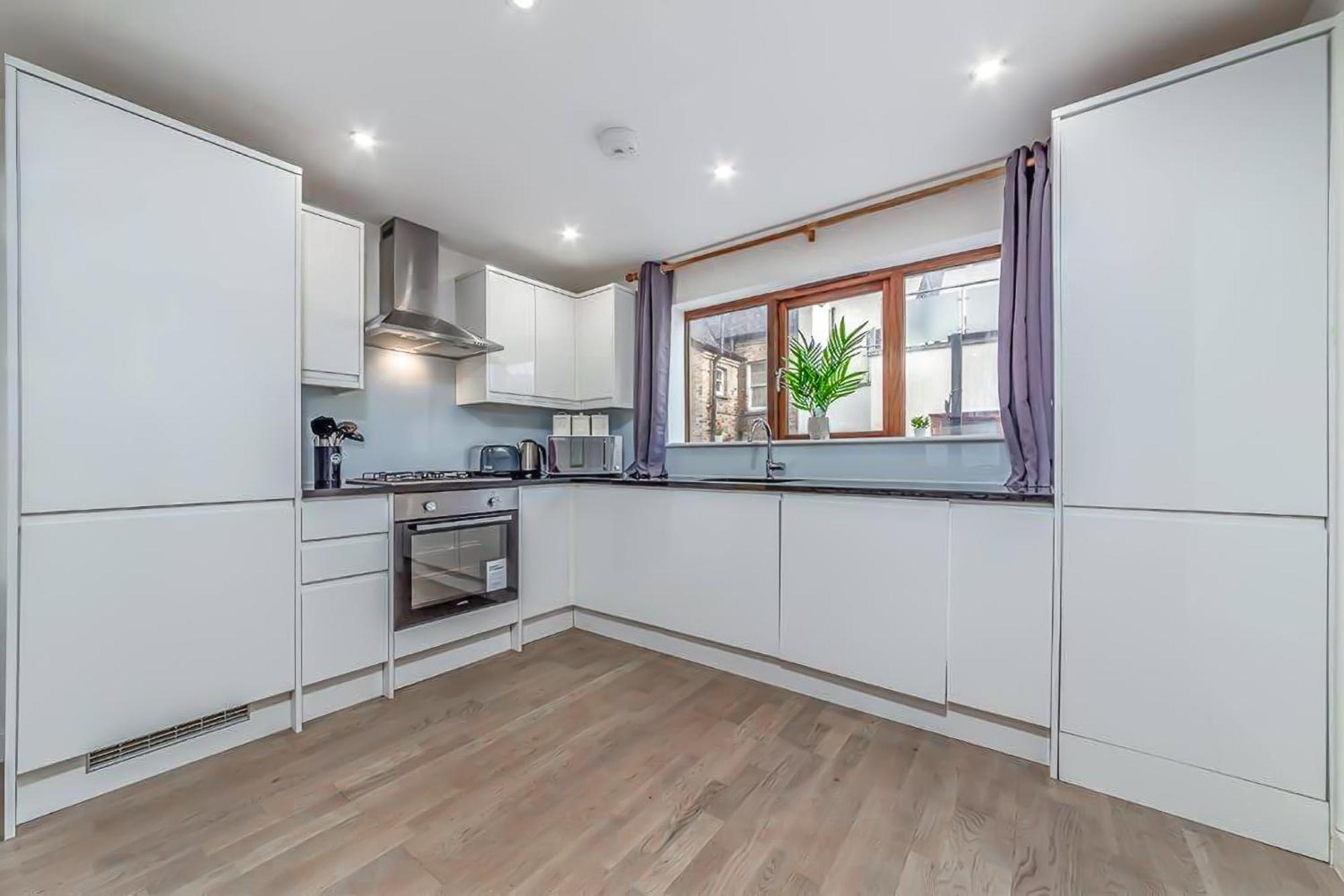 Amazing 2 Bed Bath Flat With Eye View Lm7 *