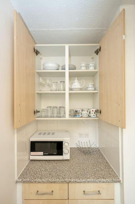 Idyllic Stylish Apartment With Fast Speed Broadband & Free Parking Apartment *