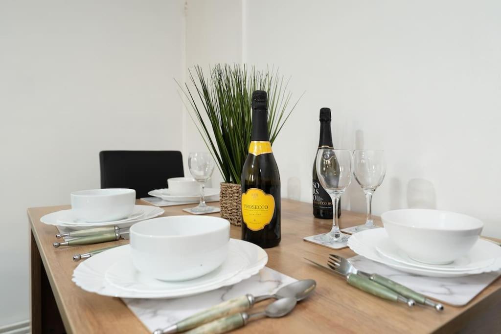 Idyllic Stylish Apartment With Fast Speed Broadband & Free Parking *
