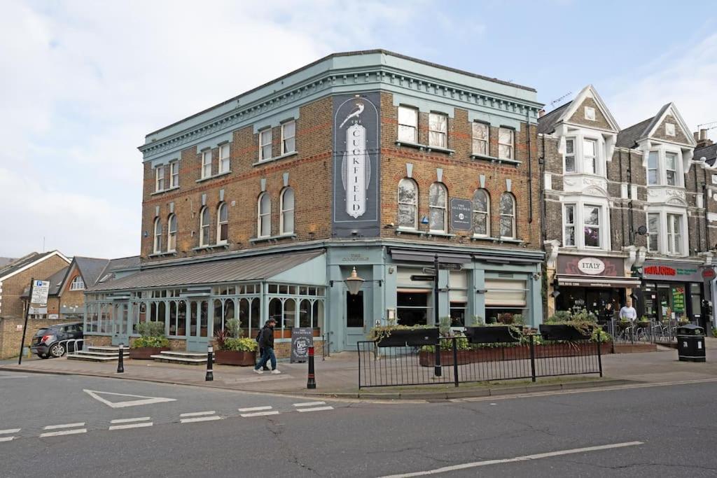 Idyllic Stylish Apartment With Fast Speed Broadband & Free Parking Apartment