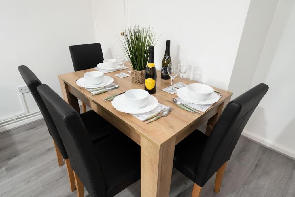 Apartment Idyllic Stylish Apartment With Fast Speed Broadband & Free Parking
