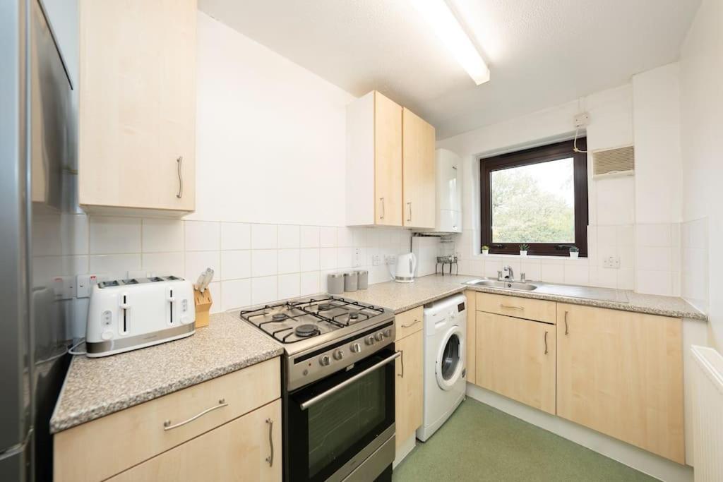 Idyllic Stylish Apartment With Fast Speed Broadband & Free Parking Apartment *