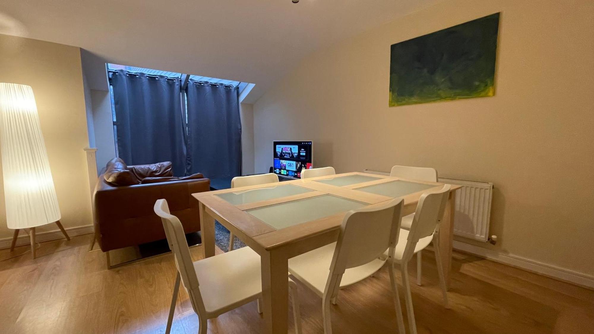 4- Bedroom , 1 Living Flat Near Emirates Stadium *