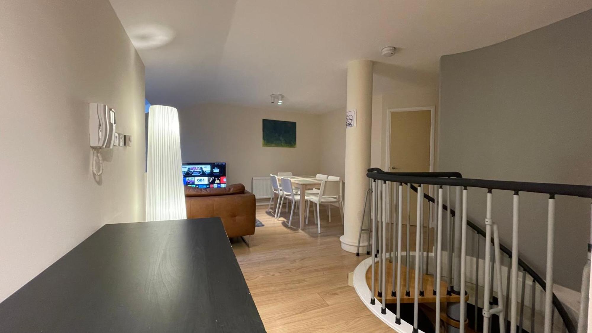 4- Bedroom , 1 Living Flat Near Emirates Stadium * Londres