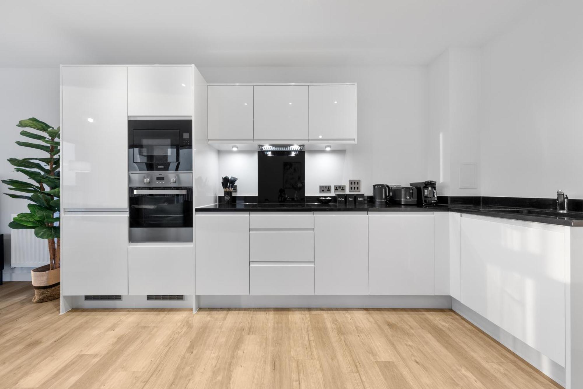 Luxury 3 Bed With Balcony London