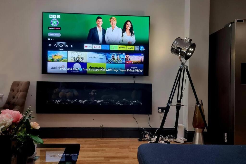 5 Bed With Cinema, F1 Racing Sim, 1 Gb Internet, Bbq, Garden, 20 Mins London, Parking, Ev Port, Metro 5 Mins Walk * Londres