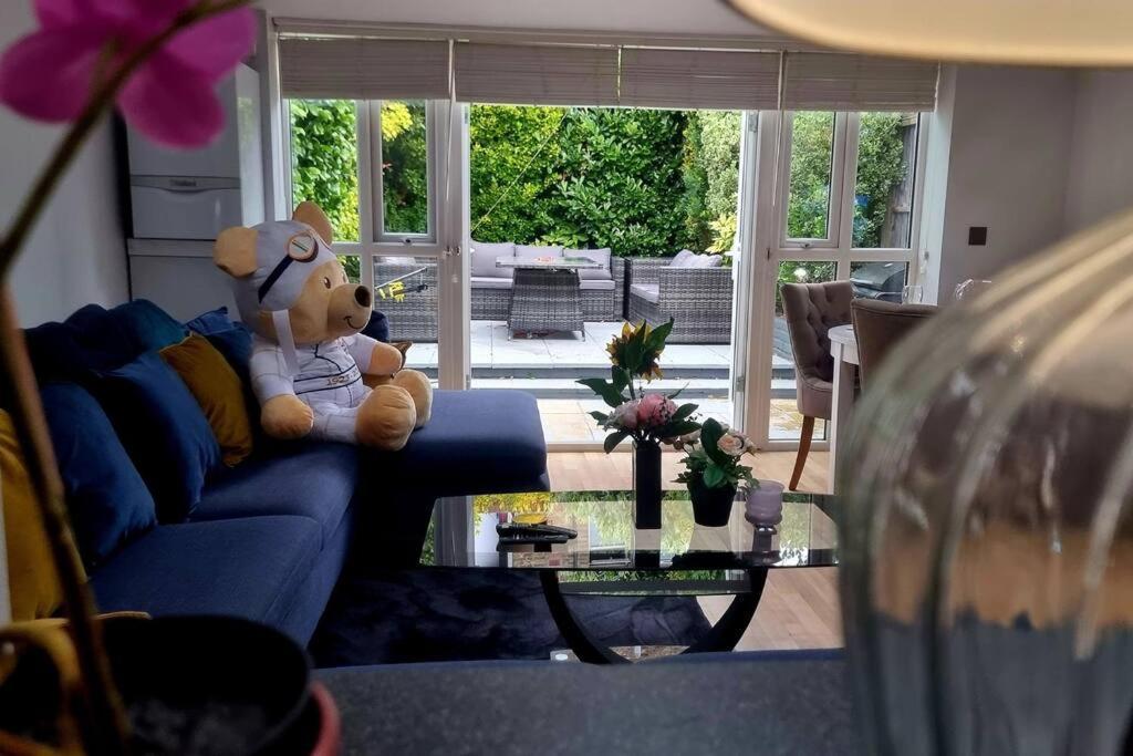 5 Bed With Cinema, F1 Racing Sim, 1 Gb Internet, Bbq, Garden, 20 Mins London, Parking, Ev Port, Metro 5 Mins Walk Apartamento