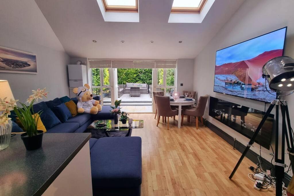 5 Bed With Cinema, F1 Racing Sim, 1 Gb Internet, Bbq, Garden, 20 Mins London, Parking, Ev Port, Metro 5 Mins Walk *