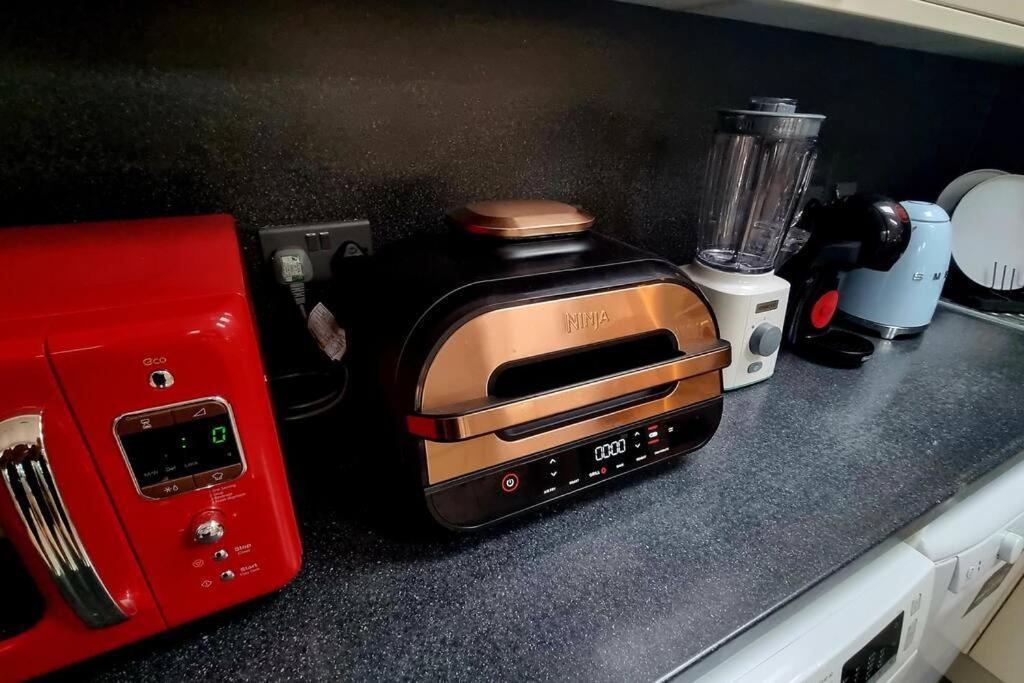 Apartamento 5 Bed With Cinema, F1 Racing Sim, 1 Gb Internet, Bbq, Garden, 20 Mins London, Parking, Ev Port, Metro 5 Mins Walk *