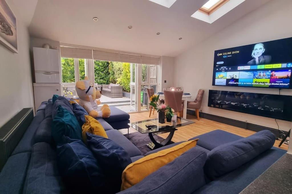 Apartamento 5 Bed With Cinema, F1 Racing Sim, 1 Gb Internet, Bbq, Garden, 20 Mins London, Parking, Ev Port, Metro 5 Mins Walk Londres