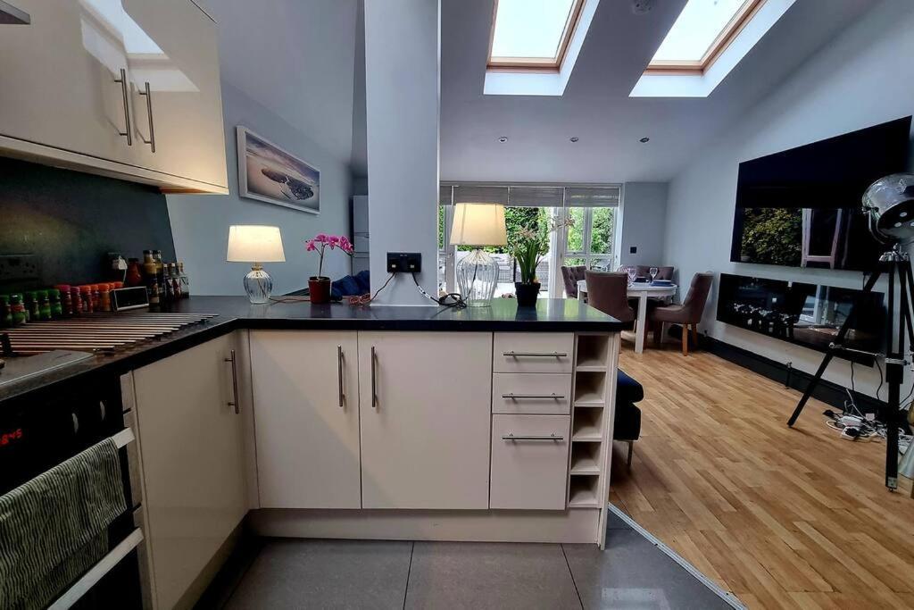 Apartamento 5 Bed With Cinema, F1 Racing Sim, 1 Gb Internet, Bbq, Garden, 20 Mins London, Parking, Ev Port, Metro 5 Mins Walk