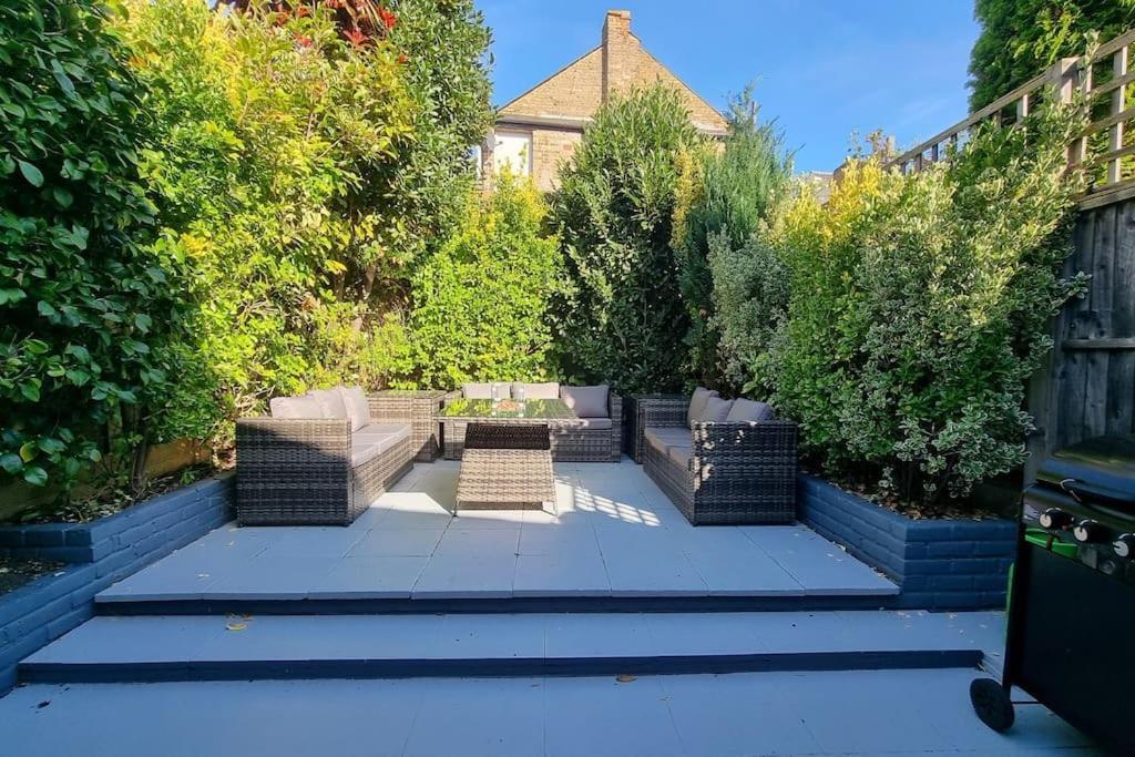 5 Bed With Cinema, F1 Racing Sim, 1 Gb Internet, Bbq, Garden, 20 Mins London, Parking, Ev Port, Metro 5 Mins Walk * Londres