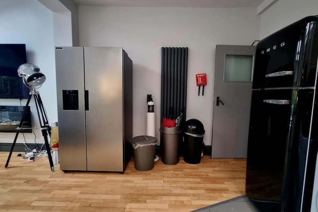 5 Bed With Cinema, F1 Racing Sim, 1 Gb Internet, Bbq, Garden, 20 Mins London, Parking, Ev Port, Metro 5 Mins Walk