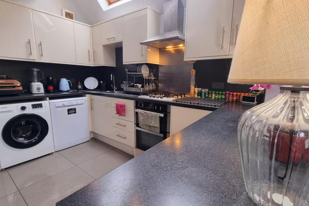 5 Bed With Cinema, F1 Racing Sim, 1 Gb Internet, Bbq, Garden, 20 Mins London, Parking, Ev Port, Metro 5 Mins Walk Londres