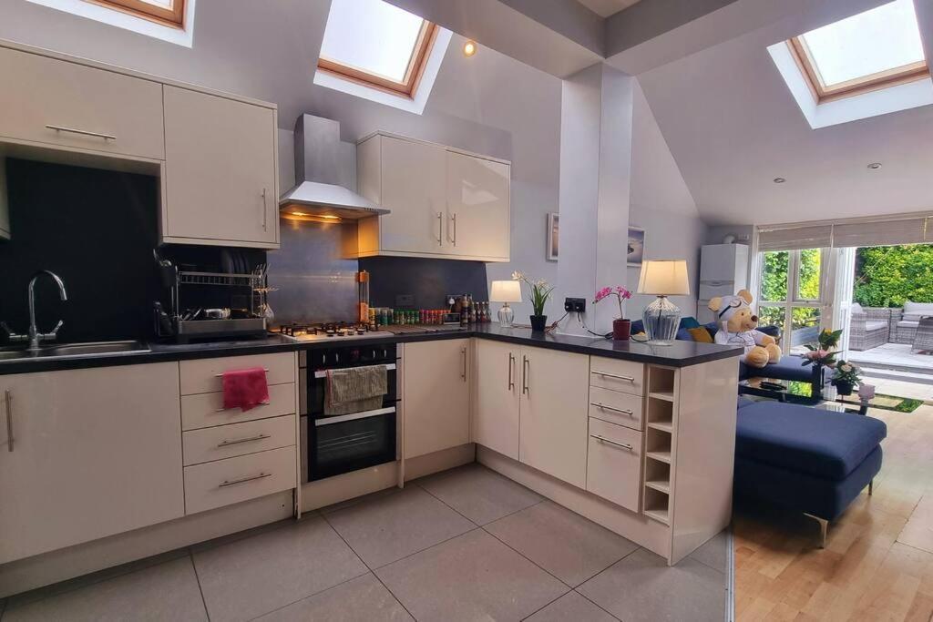 5 Bed With Cinema, F1 Racing Sim, 1 Gb Internet, Bbq, Garden, 20 Mins London, Parking, Ev Port, Metro 5 Mins Walk